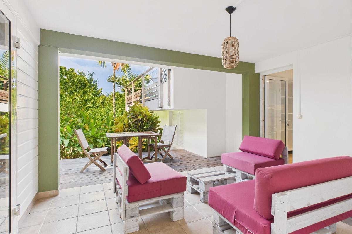 Location villa 6 chambres Anse à l_ane  - salon extérieur bas de villa 